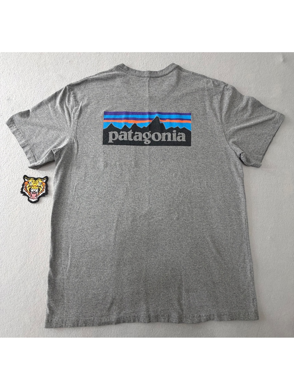 271/715 Patagonia P-6 Logo Pocket Responsibili-Tee Men’s XL Gray T-Shirt